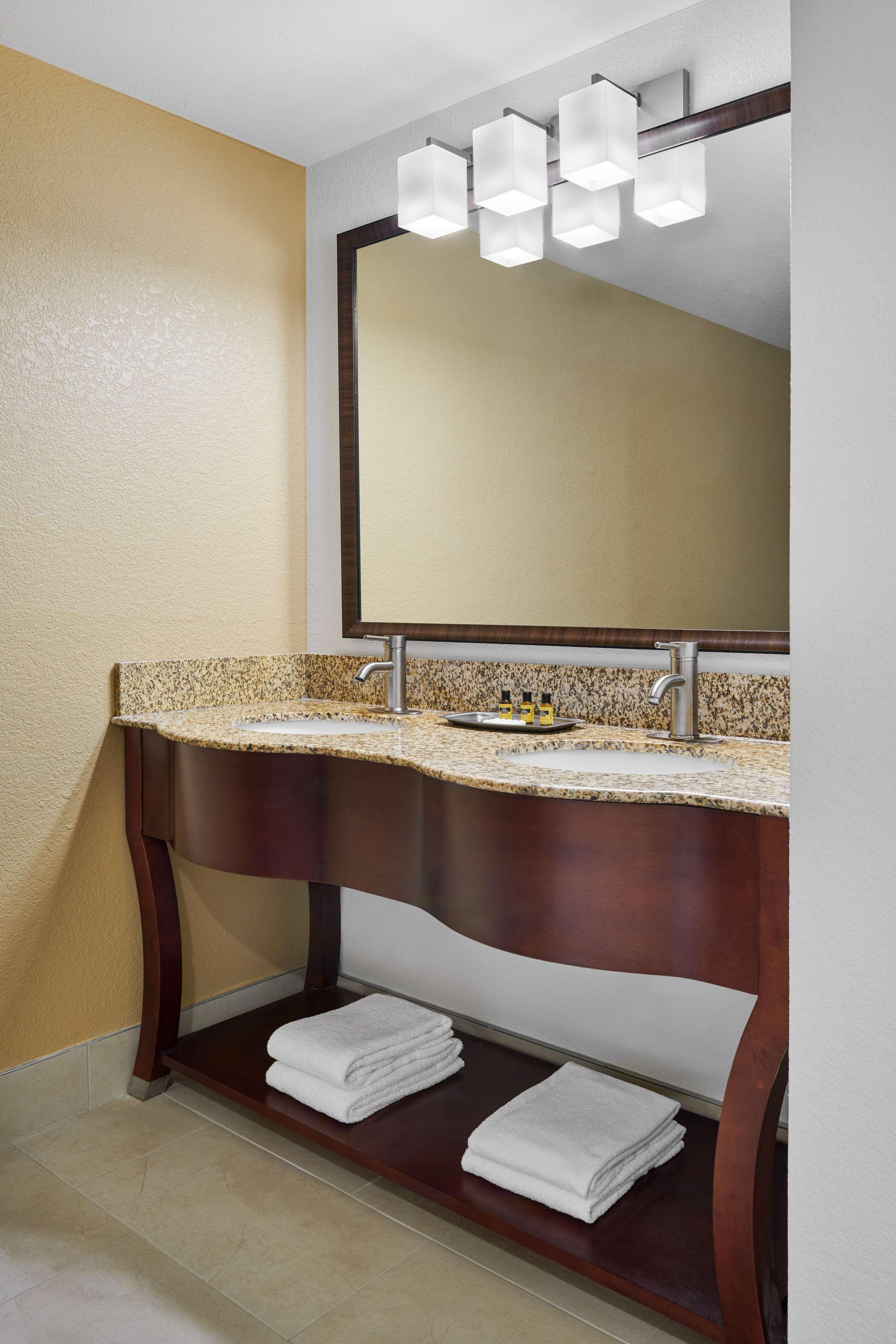 Best Western Plus Milwaukee Airport Hotel & Conference Center Exterior foto